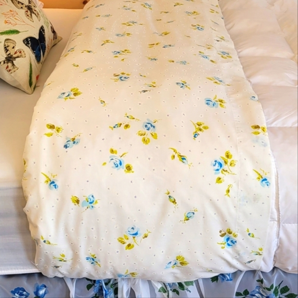 VINTAGE 70's Dbl Flat Sheet, Small Blue Rose Buds w/ Grn, Cot/poly Blend, 1pc